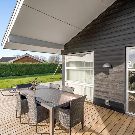 Four-bedroom In Sydals 度假居